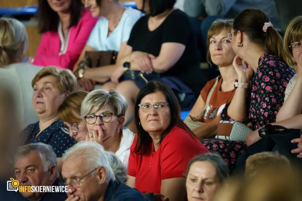 Hala OSiR w Skierniewicach pękała w szwach. Mieszkańcy naszego miasta tłumnie przybyli na występ kabaretu Ani Mru-Mru z ich najnowszym programem „Mniej więcej”.