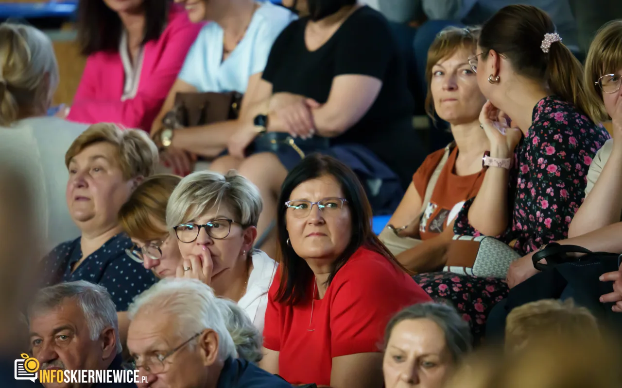 Hala OSiR w Skierniewicach pękała w szwach. Mieszkańcy naszego miasta tłumnie przybyli na występ kabaretu Ani Mru-Mru z ich najnowszym programem „Mniej więcej”.