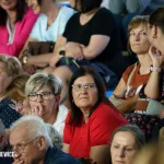 Hala OSiR w Skierniewicach pękała w szwach. Mieszkańcy naszego miasta tłumnie przybyli na występ kabaretu Ani Mru-Mru z ich najnowszym programem „Mniej więcej”.