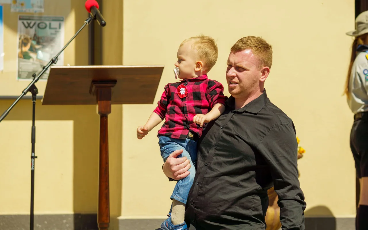 Galeria zdjęć z obchodów 235. rocznicy Konstytucji 3 Maja w Skierniewicach: msza święta, służby mundurowe oraz uroczyste złożenie kwiatów pod Pomnikiem Niepodległości na placu Jana Pawła II.