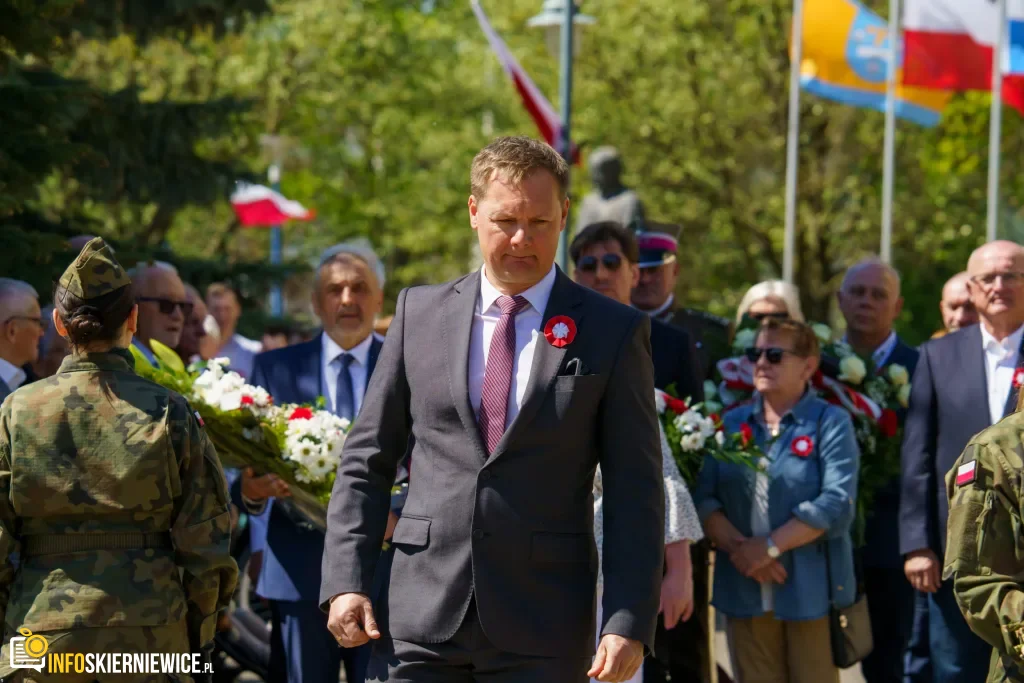 Galeria zdjęć z obchodów 235. rocznicy Konstytucji 3 Maja w Skierniewicach: msza święta, służby mundurowe oraz uroczyste złożenie kwiatów pod Pomnikiem Niepodległości na placu Jana Pawła II.
