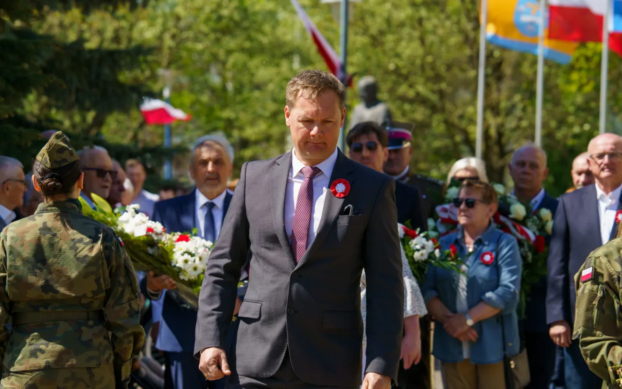 Galeria zdjęć z obchodów 235. rocznicy Konstytucji 3 Maja w Skierniewicach: msza święta, służby mundurowe oraz uroczyste złożenie kwiatów pod Pomnikiem Niepodległości na placu Jana Pawła II.