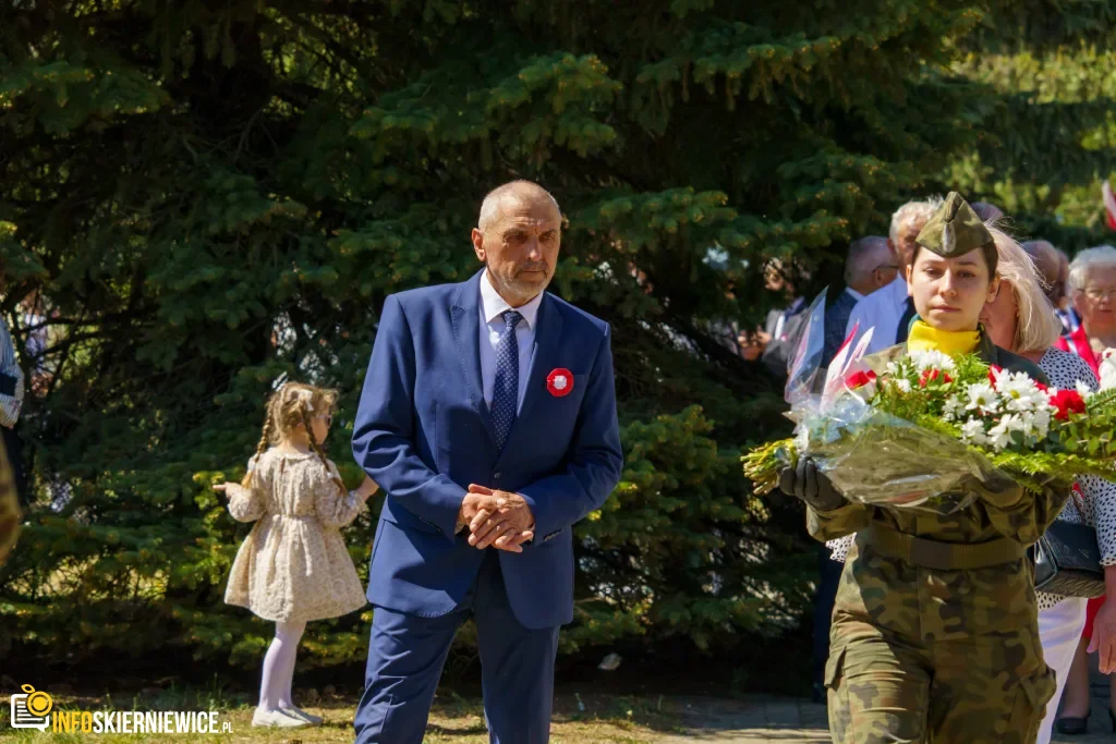 Galeria zdjęć z obchodów 235. rocznicy Konstytucji 3 Maja w Skierniewicach: msza święta, służby mundurowe oraz uroczyste złożenie kwiatów pod Pomnikiem Niepodległości na placu Jana Pawła II.