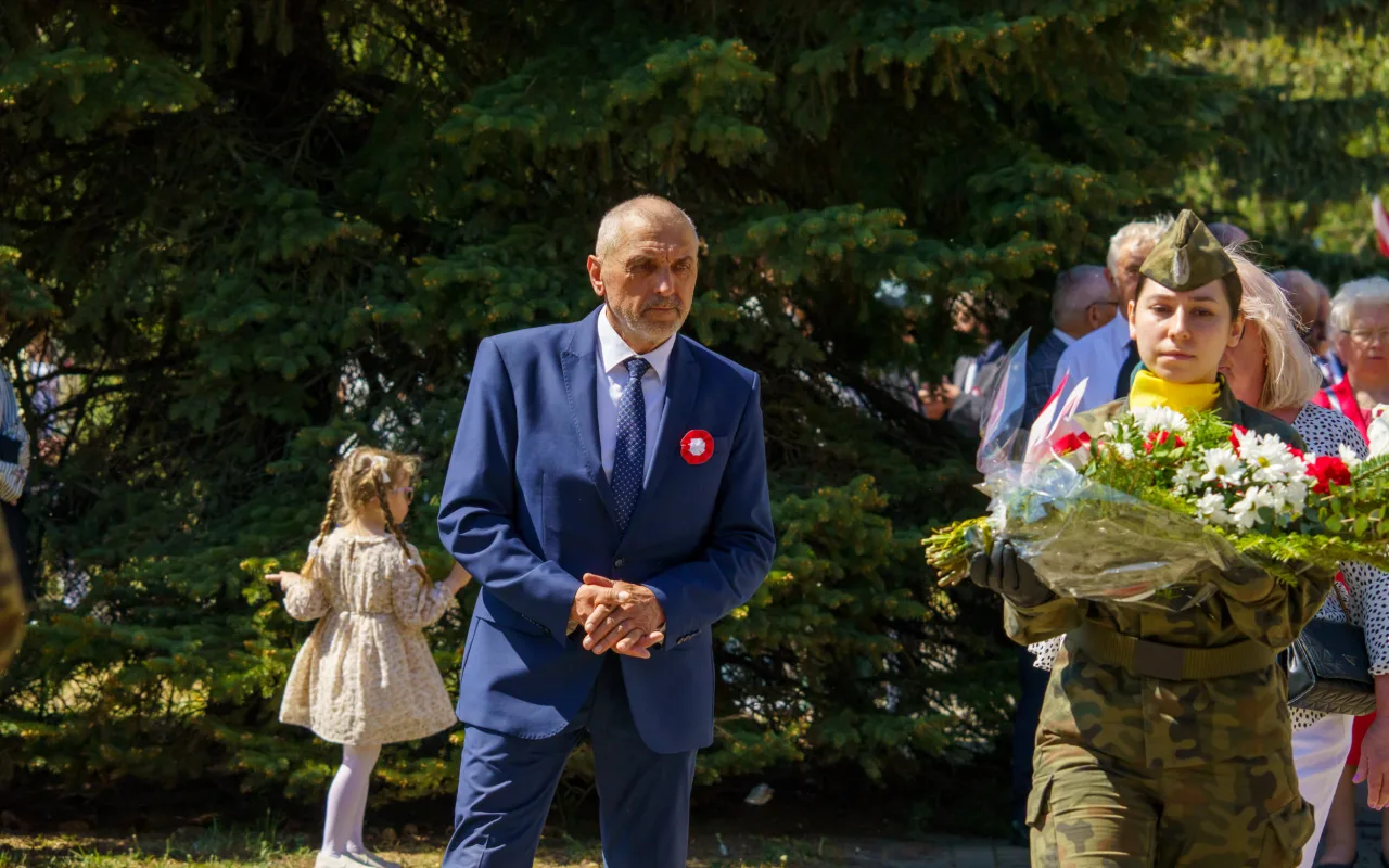 Galeria zdjęć z obchodów 235. rocznicy Konstytucji 3 Maja w Skierniewicach: msza święta, służby mundurowe oraz uroczyste złożenie kwiatów pod Pomnikiem Niepodległości na placu Jana Pawła II.