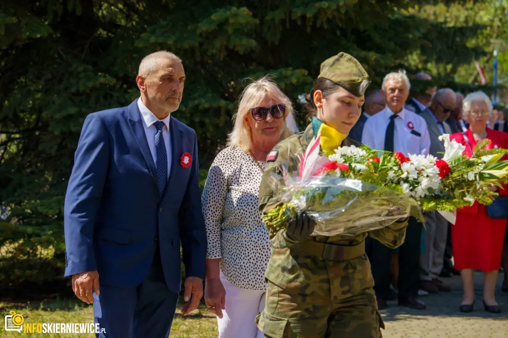 Galeria zdjęć z obchodów 235. rocznicy Konstytucji 3 Maja w Skierniewicach: msza święta, służby mundurowe oraz uroczyste złożenie kwiatów pod Pomnikiem Niepodległości na placu Jana Pawła II.
