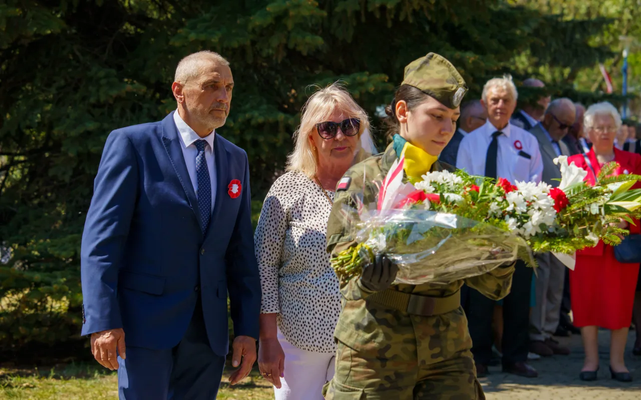 Galeria zdjęć z obchodów 235. rocznicy Konstytucji 3 Maja w Skierniewicach: msza święta, służby mundurowe oraz uroczyste złożenie kwiatów pod Pomnikiem Niepodległości na placu Jana Pawła II.