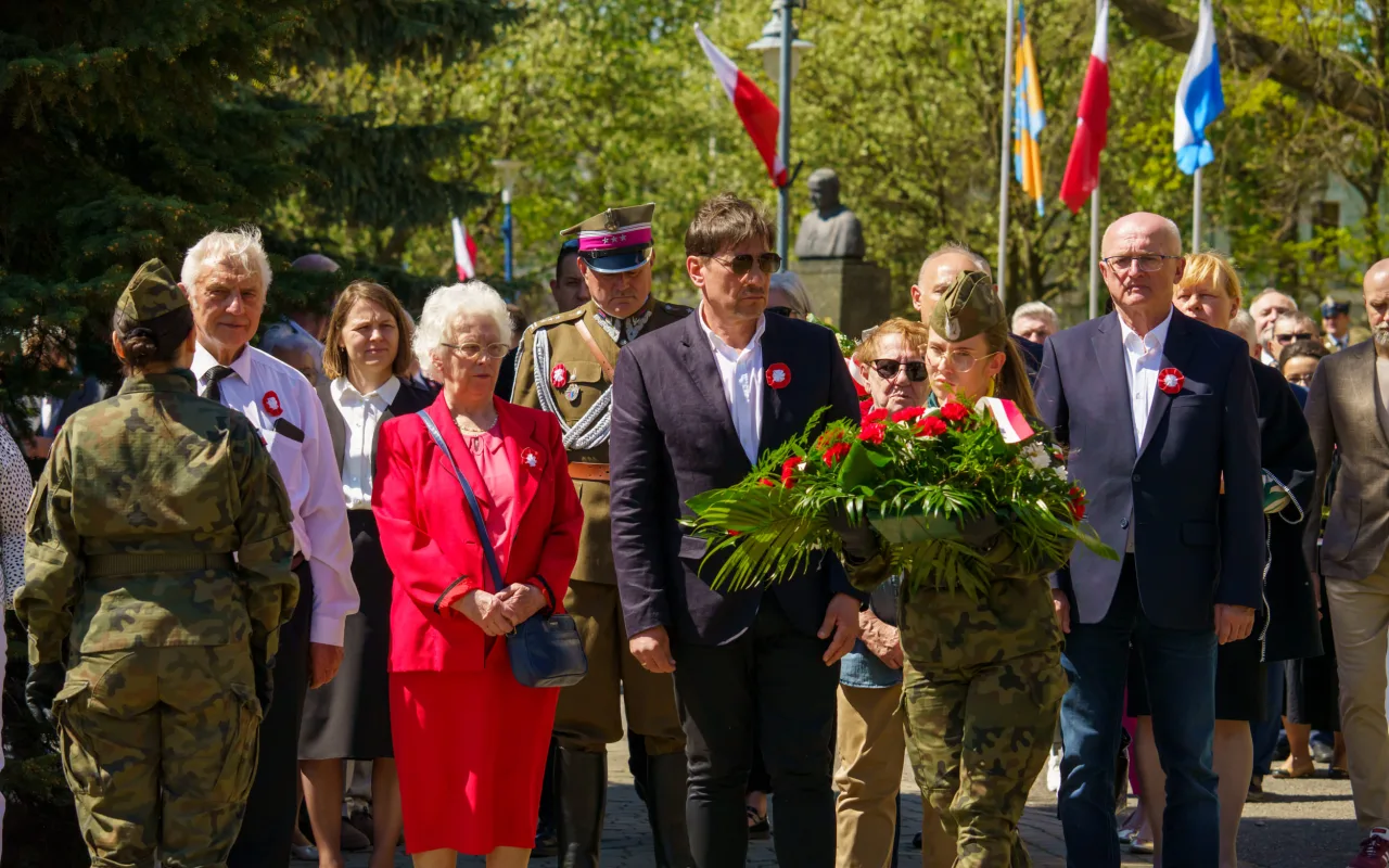 Galeria zdjęć z obchodów 235. rocznicy Konstytucji 3 Maja w Skierniewicach: msza święta, służby mundurowe oraz uroczyste złożenie kwiatów pod Pomnikiem Niepodległości na placu Jana Pawła II.