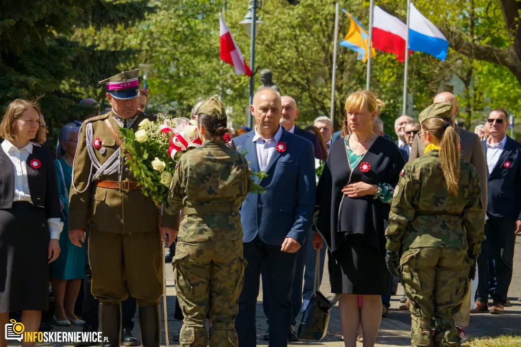 Galeria zdjęć z obchodów 235. rocznicy Konstytucji 3 Maja w Skierniewicach: msza święta, służby mundurowe oraz uroczyste złożenie kwiatów pod Pomnikiem Niepodległości na placu Jana Pawła II.