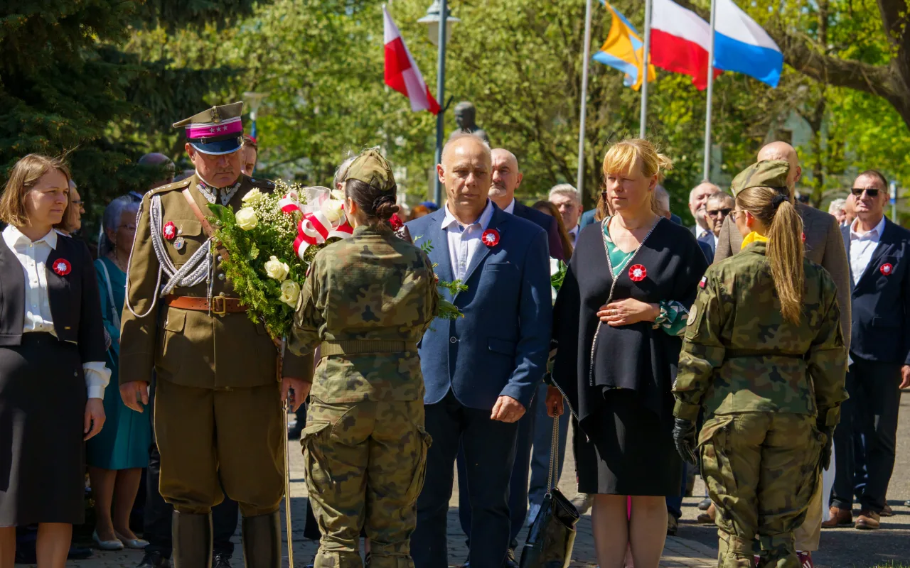 Galeria zdjęć z obchodów 235. rocznicy Konstytucji 3 Maja w Skierniewicach: msza święta, służby mundurowe oraz uroczyste złożenie kwiatów pod Pomnikiem Niepodległości na placu Jana Pawła II.