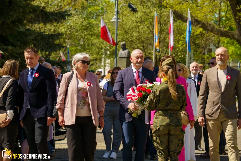 Skierniewice uczciły 235. rocznicę Konstytucji 3 Maja. Uroczystości pod Pomnikiem Niepodległości 1 Galeria zdjęć z obchodów 235. rocznicy Konstytucji 3 Maja w Skierniewicach: msza święta, służby mundurowe oraz uroczyste złożenie kwiatów pod Pomnikiem Niepodległości na placu Jana Pawła II.