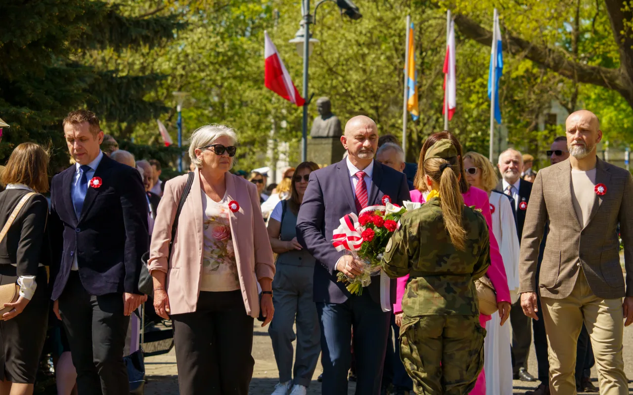 Galeria zdjęć z obchodów 235. rocznicy Konstytucji 3 Maja w Skierniewicach: msza święta, służby mundurowe oraz uroczyste złożenie kwiatów pod Pomnikiem Niepodległości na placu Jana Pawła II.