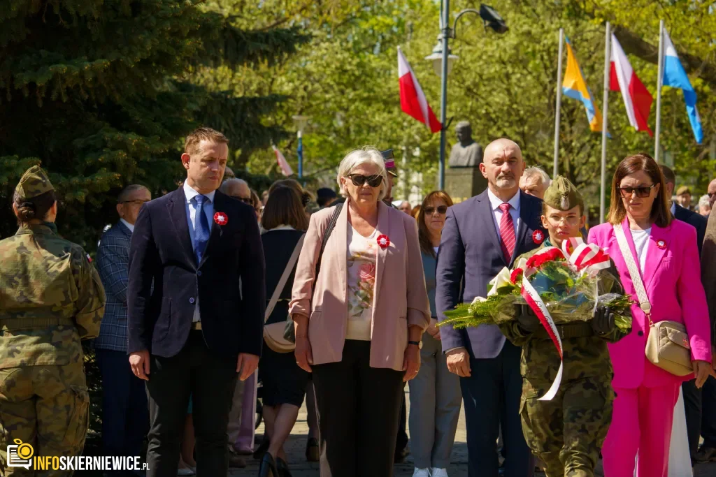 Skierniewice uczciły 235. rocznicę Konstytucji 3 Maja. Uroczystości pod Pomnikiem Niepodległości 1 Galeria zdjęć z obchodów 235. rocznicy Konstytucji 3 Maja w Skierniewicach: msza święta, służby mundurowe oraz uroczyste złożenie kwiatów pod Pomnikiem Niepodległości na placu Jana Pawła II.