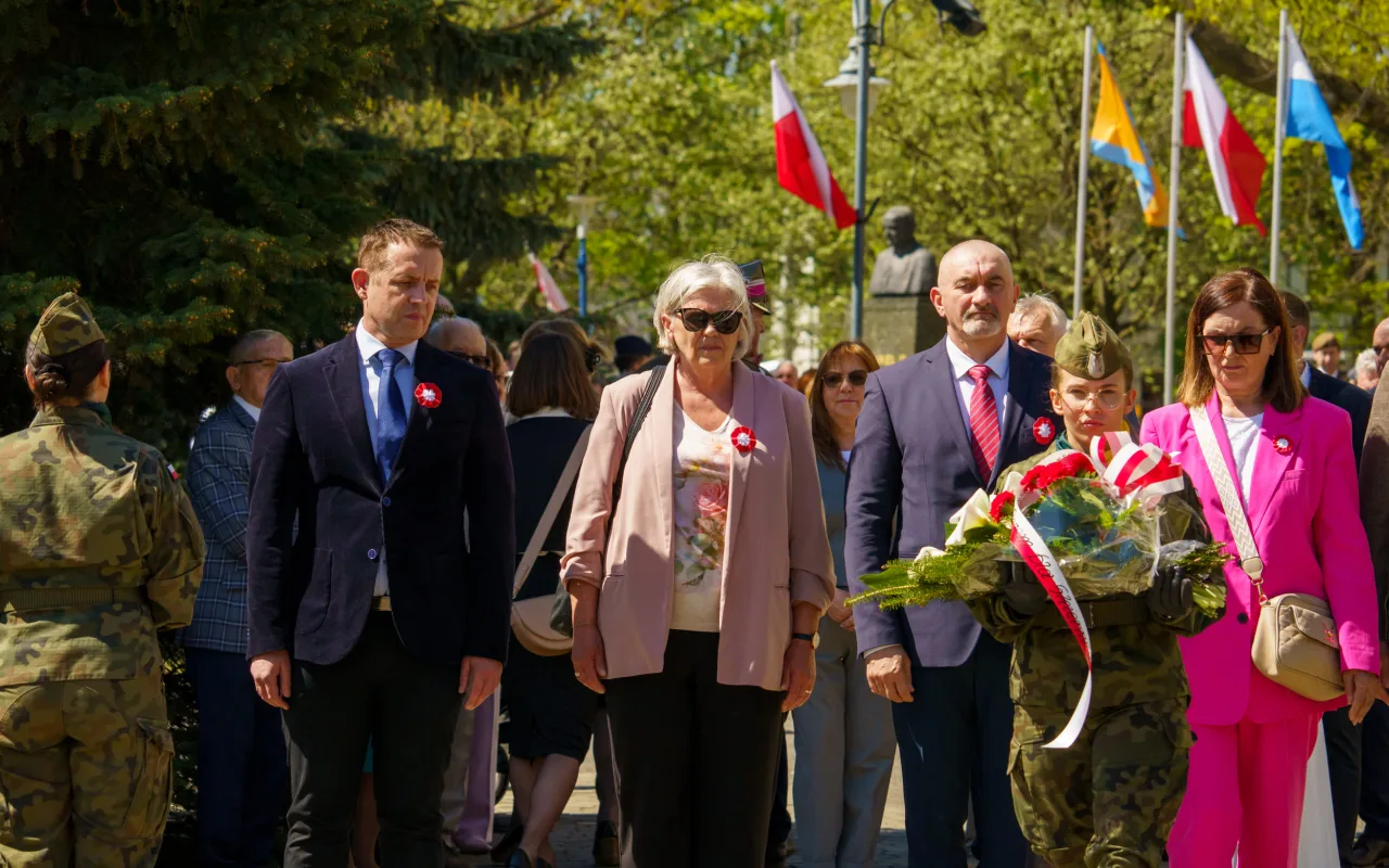 Galeria zdjęć z obchodów 235. rocznicy Konstytucji 3 Maja w Skierniewicach: msza święta, służby mundurowe oraz uroczyste złożenie kwiatów pod Pomnikiem Niepodległości na placu Jana Pawła II.
