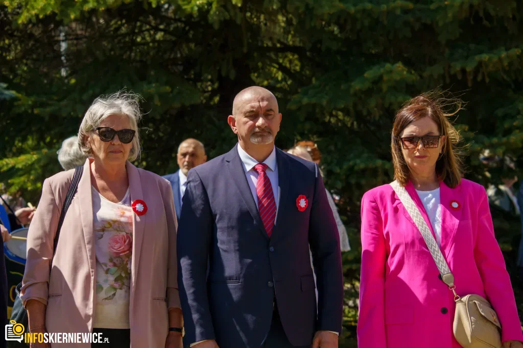 Galeria zdjęć z obchodów 235. rocznicy Konstytucji 3 Maja w Skierniewicach: msza święta, służby mundurowe oraz uroczyste złożenie kwiatów pod Pomnikiem Niepodległości na placu Jana Pawła II.