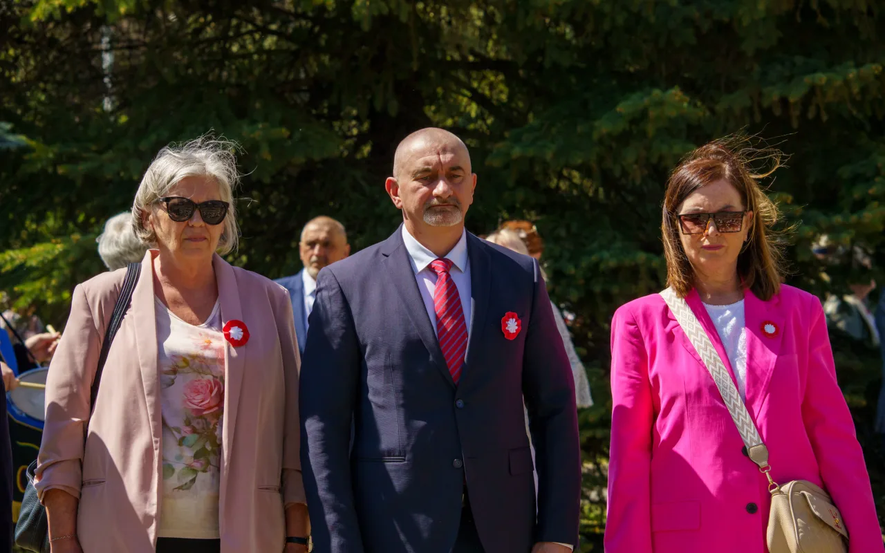 Galeria zdjęć z obchodów 235. rocznicy Konstytucji 3 Maja w Skierniewicach: msza święta, służby mundurowe oraz uroczyste złożenie kwiatów pod Pomnikiem Niepodległości na placu Jana Pawła II.