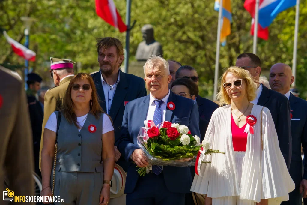 Galeria zdjęć z obchodów 235. rocznicy Konstytucji 3 Maja w Skierniewicach: msza święta, służby mundurowe oraz uroczyste złożenie kwiatów pod Pomnikiem Niepodległości na placu Jana Pawła II.