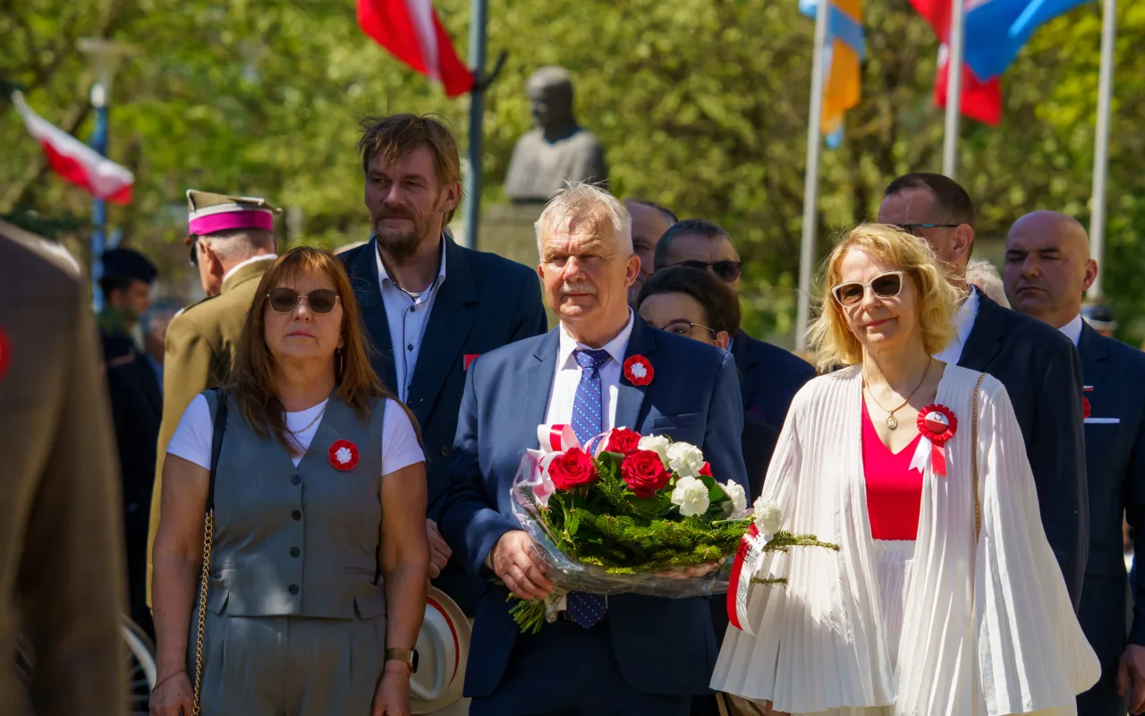 Galeria zdjęć z obchodów 235. rocznicy Konstytucji 3 Maja w Skierniewicach: msza święta, służby mundurowe oraz uroczyste złożenie kwiatów pod Pomnikiem Niepodległości na placu Jana Pawła II.