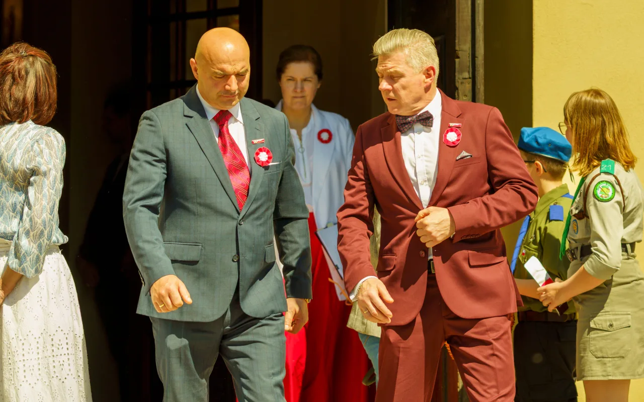 Galeria zdjęć z obchodów 235. rocznicy Konstytucji 3 Maja w Skierniewicach: msza święta, służby mundurowe oraz uroczyste złożenie kwiatów pod Pomnikiem Niepodległości na placu Jana Pawła II.