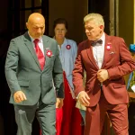 Galeria zdjęć z obchodów 235. rocznicy Konstytucji 3 Maja w Skierniewicach: msza święta, służby mundurowe oraz uroczyste złożenie kwiatów pod Pomnikiem Niepodległości na placu Jana Pawła II.