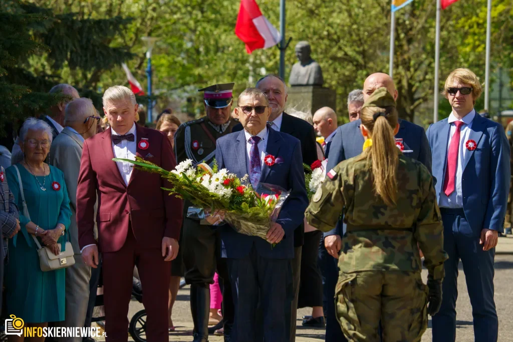 Galeria zdjęć z obchodów 235. rocznicy Konstytucji 3 Maja w Skierniewicach: msza święta, służby mundurowe oraz uroczyste złożenie kwiatów pod Pomnikiem Niepodległości na placu Jana Pawła II.