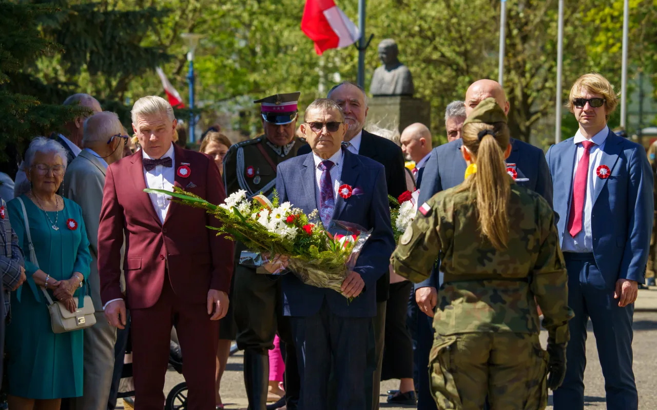 Galeria zdjęć z obchodów 235. rocznicy Konstytucji 3 Maja w Skierniewicach: msza święta, służby mundurowe oraz uroczyste złożenie kwiatów pod Pomnikiem Niepodległości na placu Jana Pawła II.