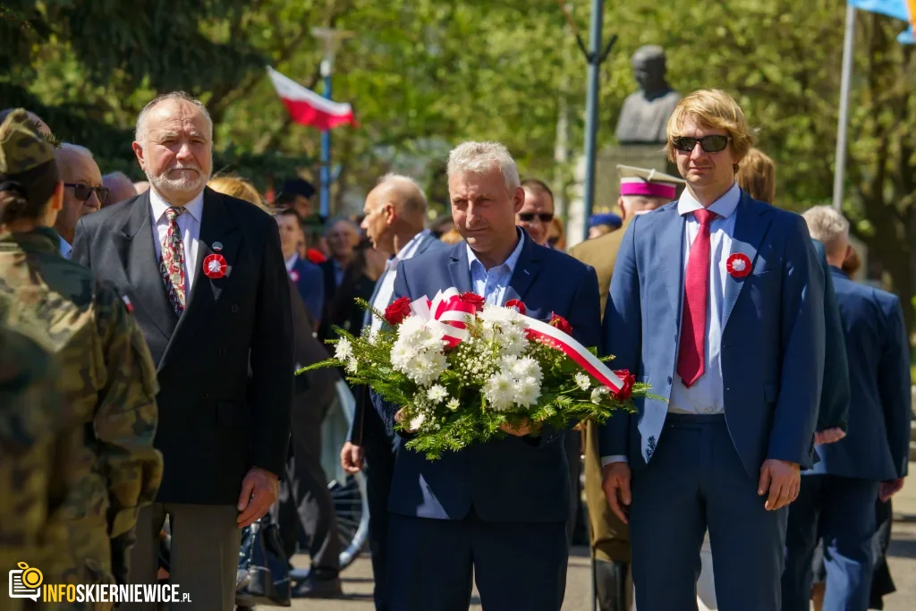 Skierniewice uczciły 235. rocznicę Konstytucji 3 Maja. Uroczystości pod Pomnikiem Niepodległości 1 Galeria zdjęć z obchodów 235. rocznicy Konstytucji 3 Maja w Skierniewicach: msza święta, służby mundurowe oraz uroczyste złożenie kwiatów pod Pomnikiem Niepodległości na placu Jana Pawła II.