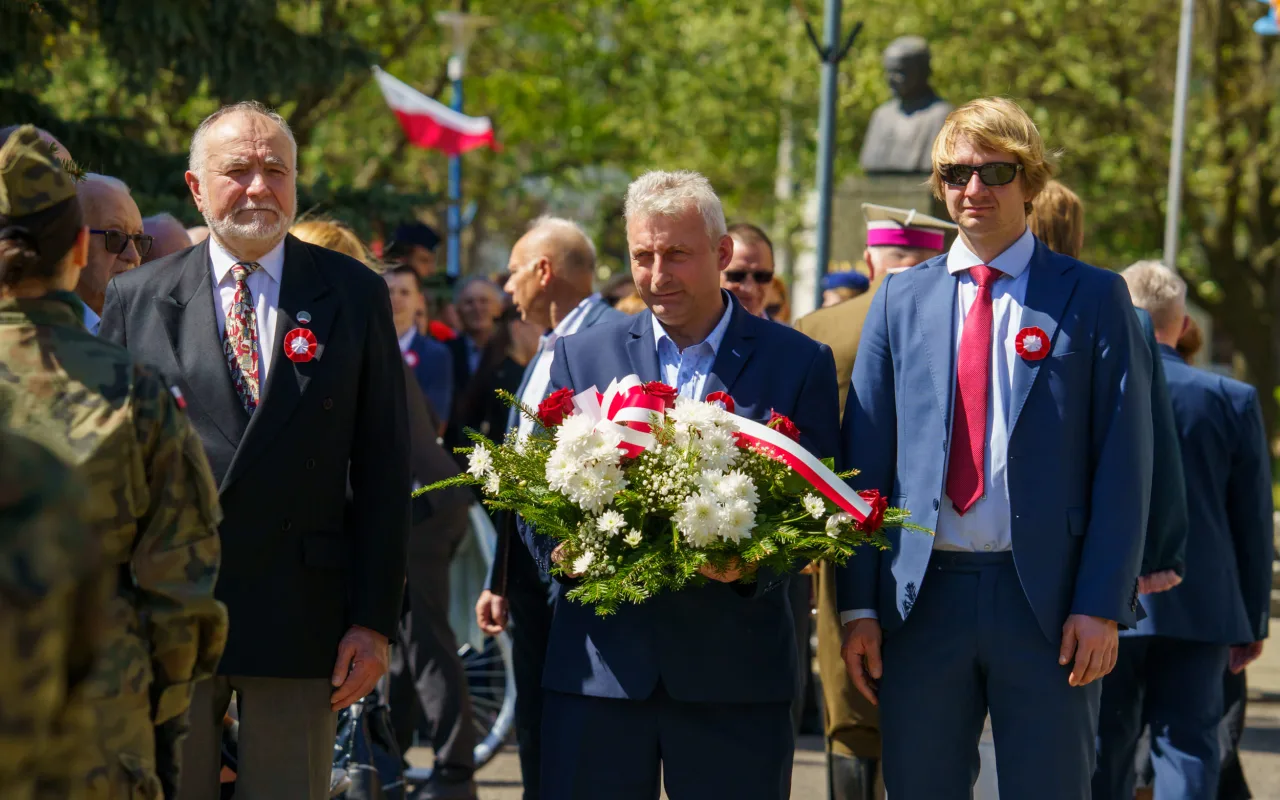 Galeria zdjęć z obchodów 235. rocznicy Konstytucji 3 Maja w Skierniewicach: msza święta, służby mundurowe oraz uroczyste złożenie kwiatów pod Pomnikiem Niepodległości na placu Jana Pawła II.