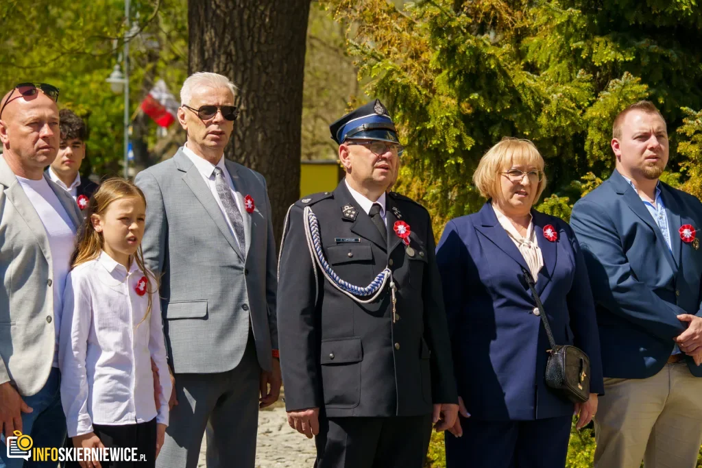 Galeria zdjęć z obchodów 235. rocznicy Konstytucji 3 Maja w Skierniewicach: msza święta, służby mundurowe oraz uroczyste złożenie kwiatów pod Pomnikiem Niepodległości na placu Jana Pawła II.