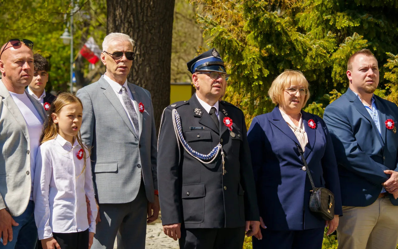 Galeria zdjęć z obchodów 235. rocznicy Konstytucji 3 Maja w Skierniewicach: msza święta, służby mundurowe oraz uroczyste złożenie kwiatów pod Pomnikiem Niepodległości na placu Jana Pawła II.