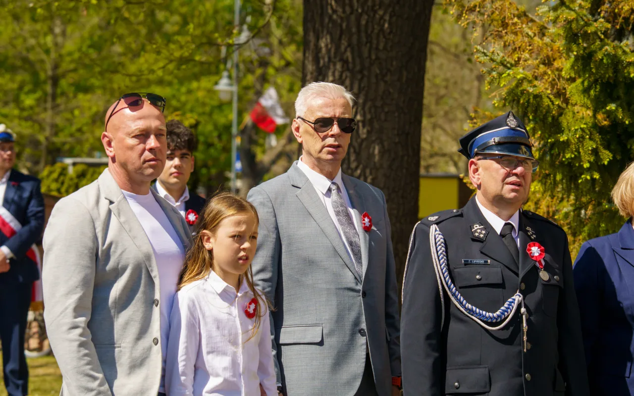 Galeria zdjęć z obchodów 235. rocznicy Konstytucji 3 Maja w Skierniewicach: msza święta, służby mundurowe oraz uroczyste złożenie kwiatów pod Pomnikiem Niepodległości na placu Jana Pawła II.