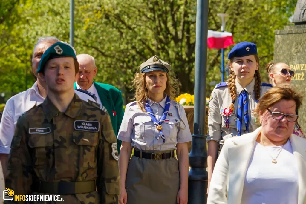 Galeria zdjęć z obchodów 235. rocznicy Konstytucji 3 Maja w Skierniewicach: msza święta, służby mundurowe oraz uroczyste złożenie kwiatów pod Pomnikiem Niepodległości na placu Jana Pawła II.