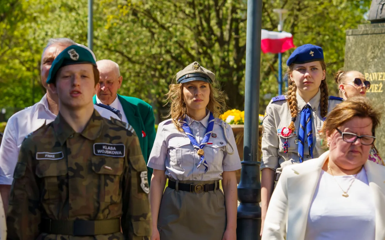 Galeria zdjęć z obchodów 235. rocznicy Konstytucji 3 Maja w Skierniewicach: msza święta, służby mundurowe oraz uroczyste złożenie kwiatów pod Pomnikiem Niepodległości na placu Jana Pawła II.