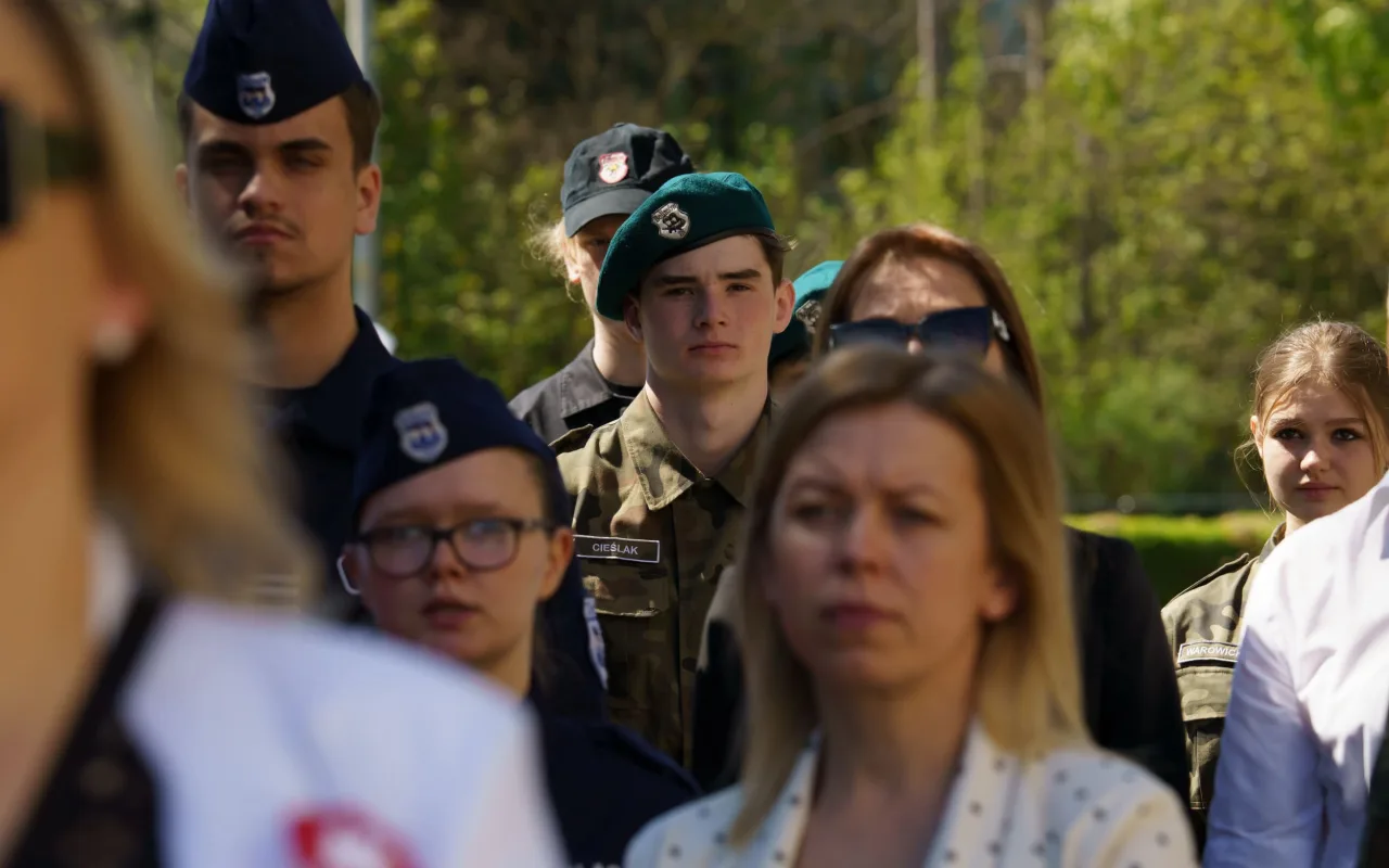 Galeria zdjęć z obchodów 235. rocznicy Konstytucji 3 Maja w Skierniewicach: msza święta, służby mundurowe oraz uroczyste złożenie kwiatów pod Pomnikiem Niepodległości na placu Jana Pawła II.