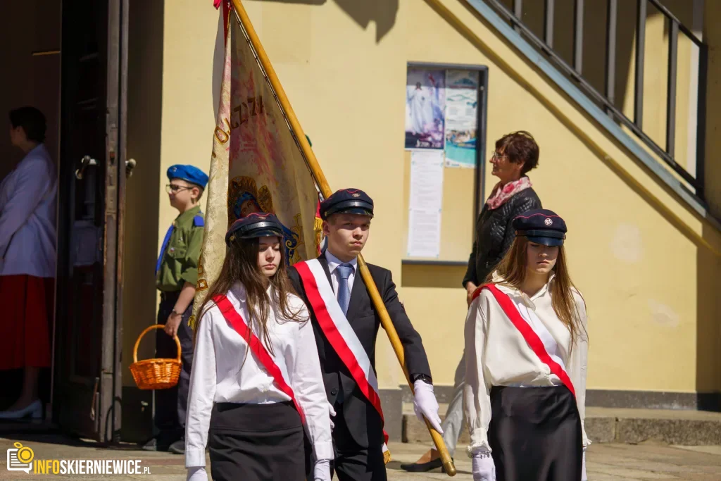 Galeria zdjęć z obchodów 235. rocznicy Konstytucji 3 Maja w Skierniewicach: msza święta, służby mundurowe oraz uroczyste złożenie kwiatów pod Pomnikiem Niepodległości na placu Jana Pawła II.
