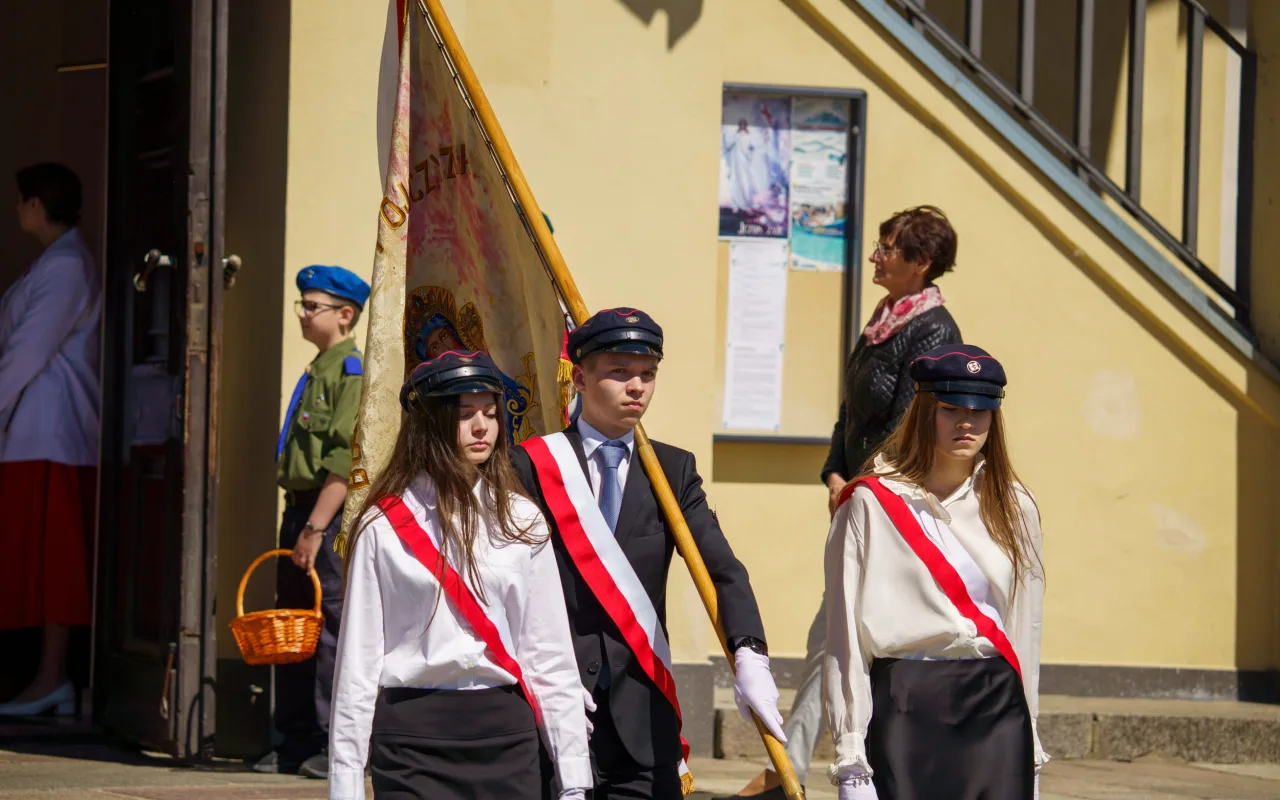 Galeria zdjęć z obchodów 235. rocznicy Konstytucji 3 Maja w Skierniewicach: msza święta, służby mundurowe oraz uroczyste złożenie kwiatów pod Pomnikiem Niepodległości na placu Jana Pawła II.