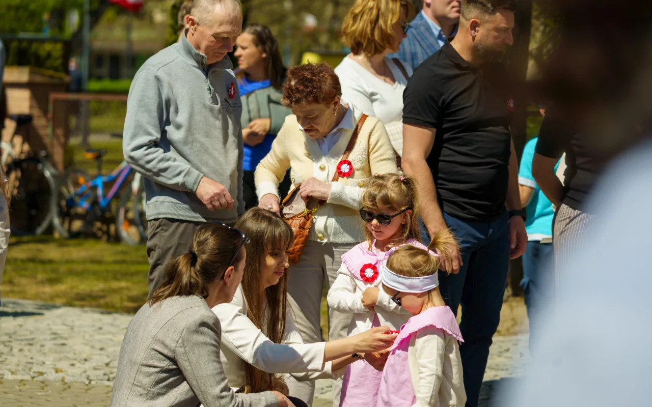 Galeria zdjęć z obchodów 235. rocznicy Konstytucji 3 Maja w Skierniewicach: msza święta, służby mundurowe oraz uroczyste złożenie kwiatów pod Pomnikiem Niepodległości na placu Jana Pawła II.