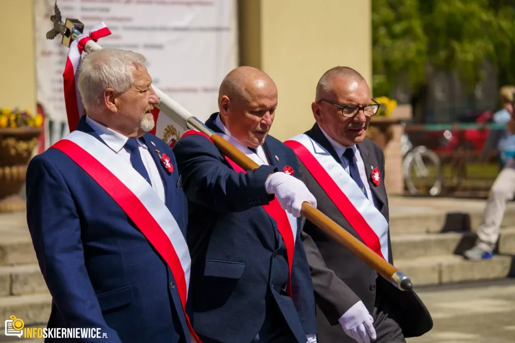 Galeria zdjęć z obchodów 235. rocznicy Konstytucji 3 Maja w Skierniewicach: msza święta, służby mundurowe oraz uroczyste złożenie kwiatów pod Pomnikiem Niepodległości na placu Jana Pawła II.