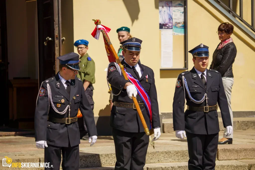 Galeria zdjęć z obchodów 235. rocznicy Konstytucji 3 Maja w Skierniewicach: msza święta, służby mundurowe oraz uroczyste złożenie kwiatów pod Pomnikiem Niepodległości na placu Jana Pawła II.