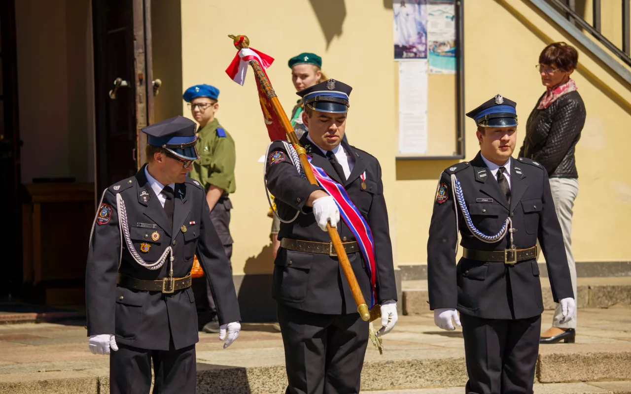 Galeria zdjęć z obchodów 235. rocznicy Konstytucji 3 Maja w Skierniewicach: msza święta, służby mundurowe oraz uroczyste złożenie kwiatów pod Pomnikiem Niepodległości na placu Jana Pawła II.