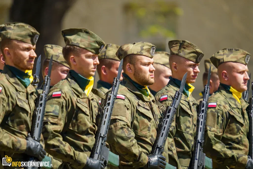 Skierniewice uczciły 235. rocznicę Konstytucji 3 Maja. Uroczystości pod Pomnikiem Niepodległości 1 Galeria zdjęć z obchodów 235. rocznicy Konstytucji 3 Maja w Skierniewicach: msza święta, służby mundurowe oraz uroczyste złożenie kwiatów pod Pomnikiem Niepodległości na placu Jana Pawła II.