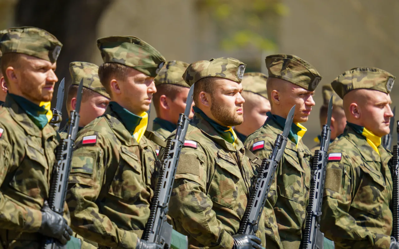 Galeria zdjęć z obchodów 235. rocznicy Konstytucji 3 Maja w Skierniewicach: msza święta, służby mundurowe oraz uroczyste złożenie kwiatów pod Pomnikiem Niepodległości na placu Jana Pawła II.
