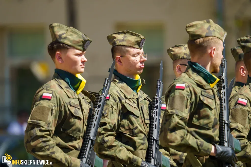 Skierniewice uczciły 235. rocznicę Konstytucji 3 Maja. Uroczystości pod Pomnikiem Niepodległości 1 Galeria zdjęć z obchodów 235. rocznicy Konstytucji 3 Maja w Skierniewicach: msza święta, służby mundurowe oraz uroczyste złożenie kwiatów pod Pomnikiem Niepodległości na placu Jana Pawła II.