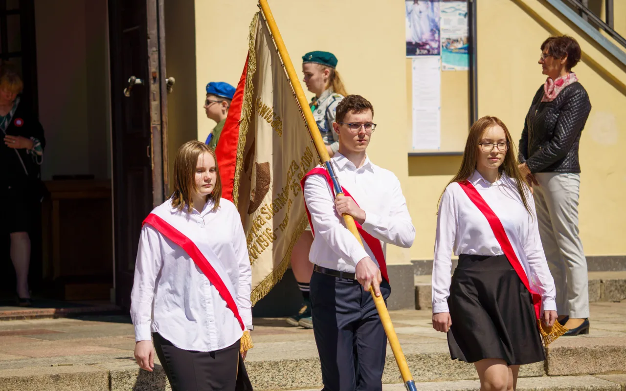 Galeria zdjęć z obchodów 235. rocznicy Konstytucji 3 Maja w Skierniewicach: msza święta, służby mundurowe oraz uroczyste złożenie kwiatów pod Pomnikiem Niepodległości na placu Jana Pawła II.