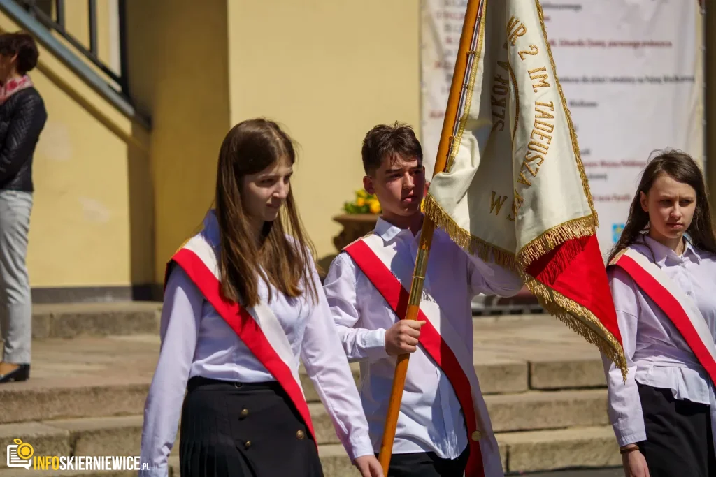 Galeria zdjęć z obchodów 235. rocznicy Konstytucji 3 Maja w Skierniewicach: msza święta, służby mundurowe oraz uroczyste złożenie kwiatów pod Pomnikiem Niepodległości na placu Jana Pawła II.