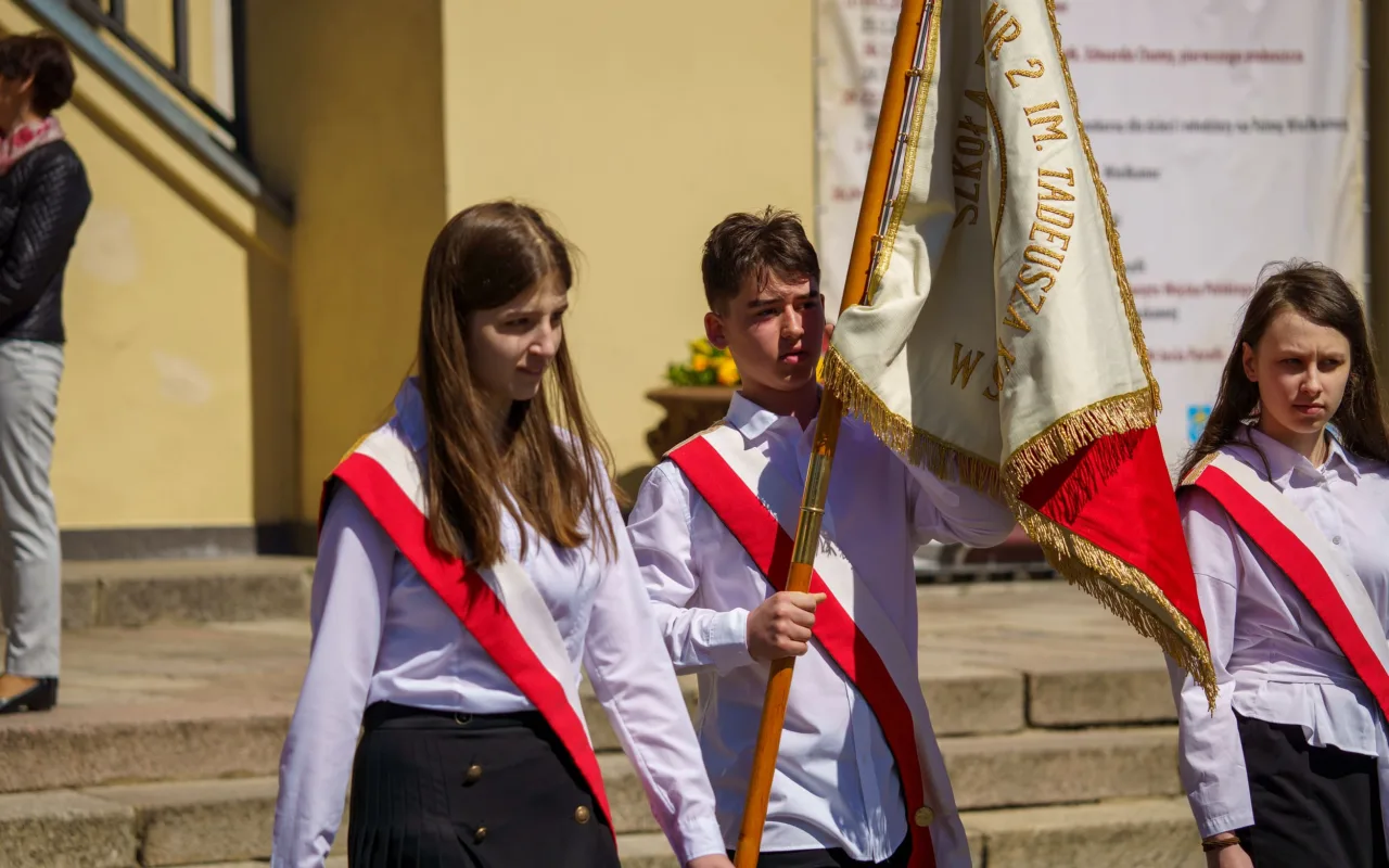 Galeria zdjęć z obchodów 235. rocznicy Konstytucji 3 Maja w Skierniewicach: msza święta, służby mundurowe oraz uroczyste złożenie kwiatów pod Pomnikiem Niepodległości na placu Jana Pawła II.