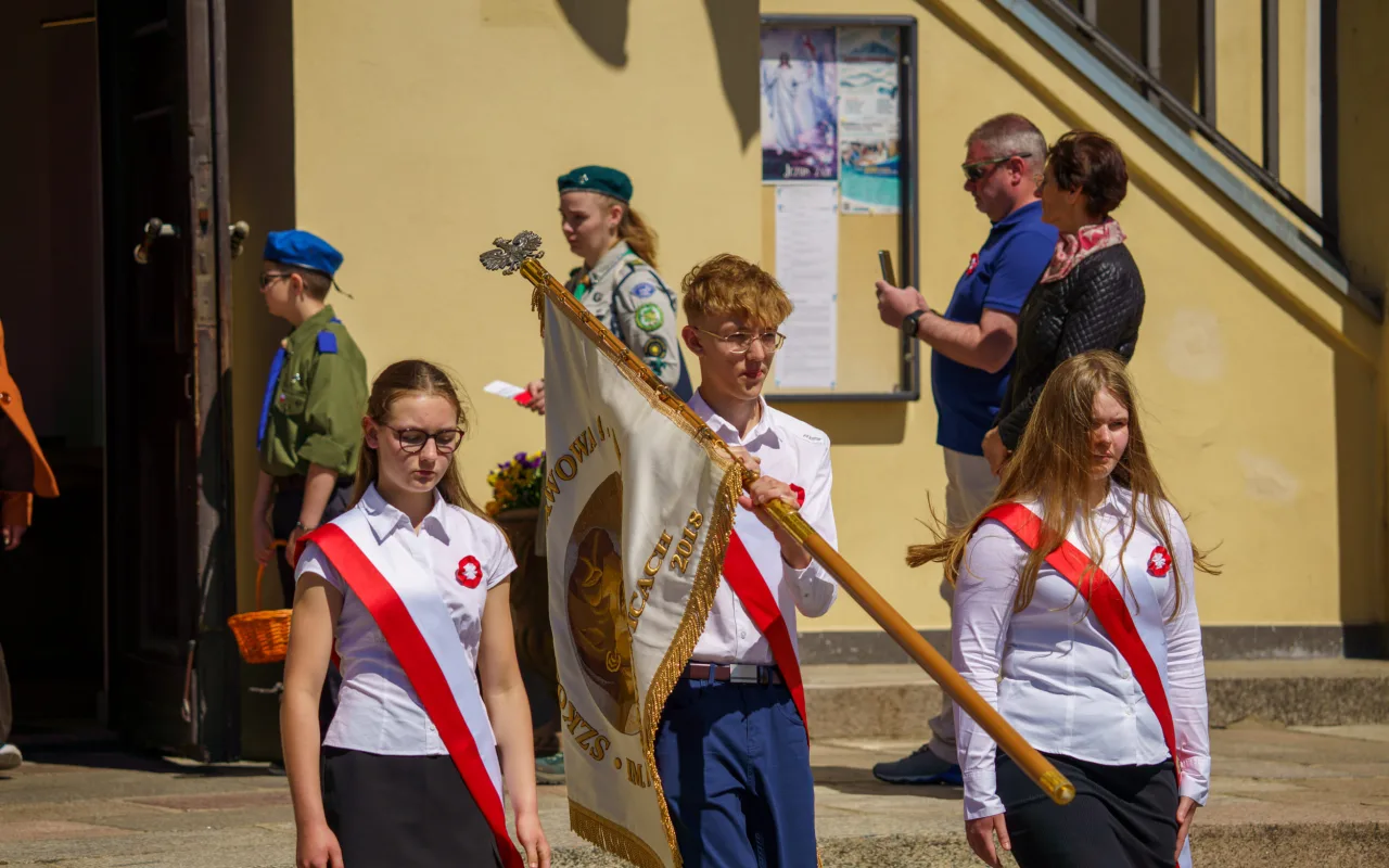 Galeria zdjęć z obchodów 235. rocznicy Konstytucji 3 Maja w Skierniewicach: msza święta, służby mundurowe oraz uroczyste złożenie kwiatów pod Pomnikiem Niepodległości na placu Jana Pawła II.