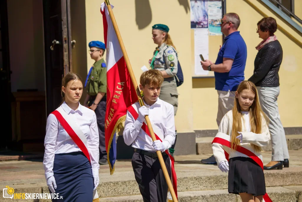Galeria zdjęć z obchodów 235. rocznicy Konstytucji 3 Maja w Skierniewicach: msza święta, służby mundurowe oraz uroczyste złożenie kwiatów pod Pomnikiem Niepodległości na placu Jana Pawła II.