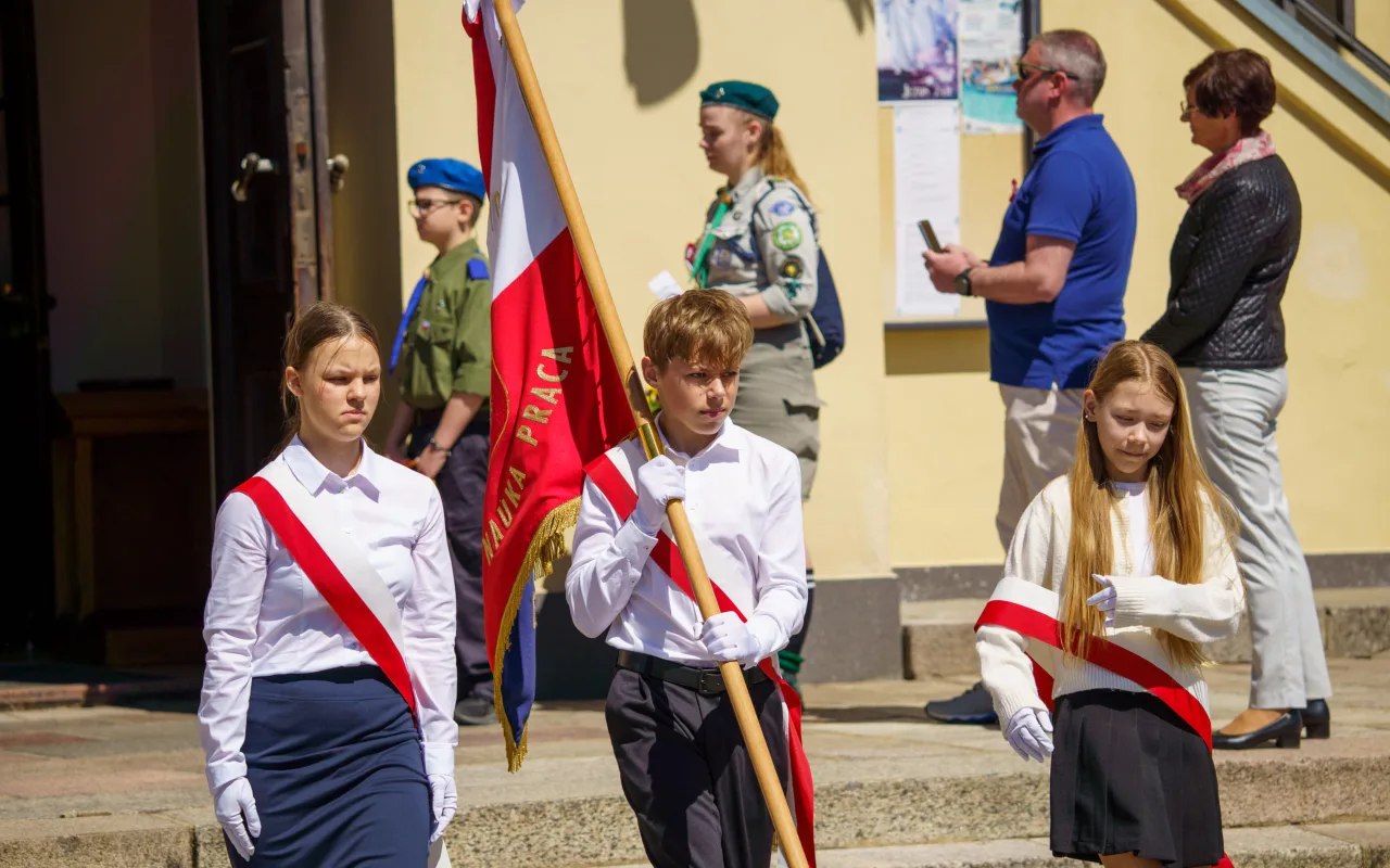 Galeria zdjęć z obchodów 235. rocznicy Konstytucji 3 Maja w Skierniewicach: msza święta, służby mundurowe oraz uroczyste złożenie kwiatów pod Pomnikiem Niepodległości na placu Jana Pawła II.