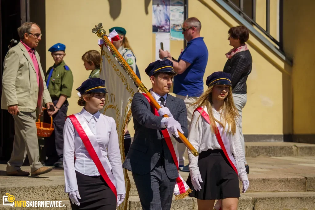 Skierniewice uczciły 235. rocznicę Konstytucji 3 Maja. Uroczystości pod Pomnikiem Niepodległości 5 Galeria zdjęć z obchodów 235. rocznicy Konstytucji 3 Maja w Skierniewicach: msza święta, służby mundurowe oraz uroczyste złożenie kwiatów pod Pomnikiem Niepodległości na placu Jana Pawła II.