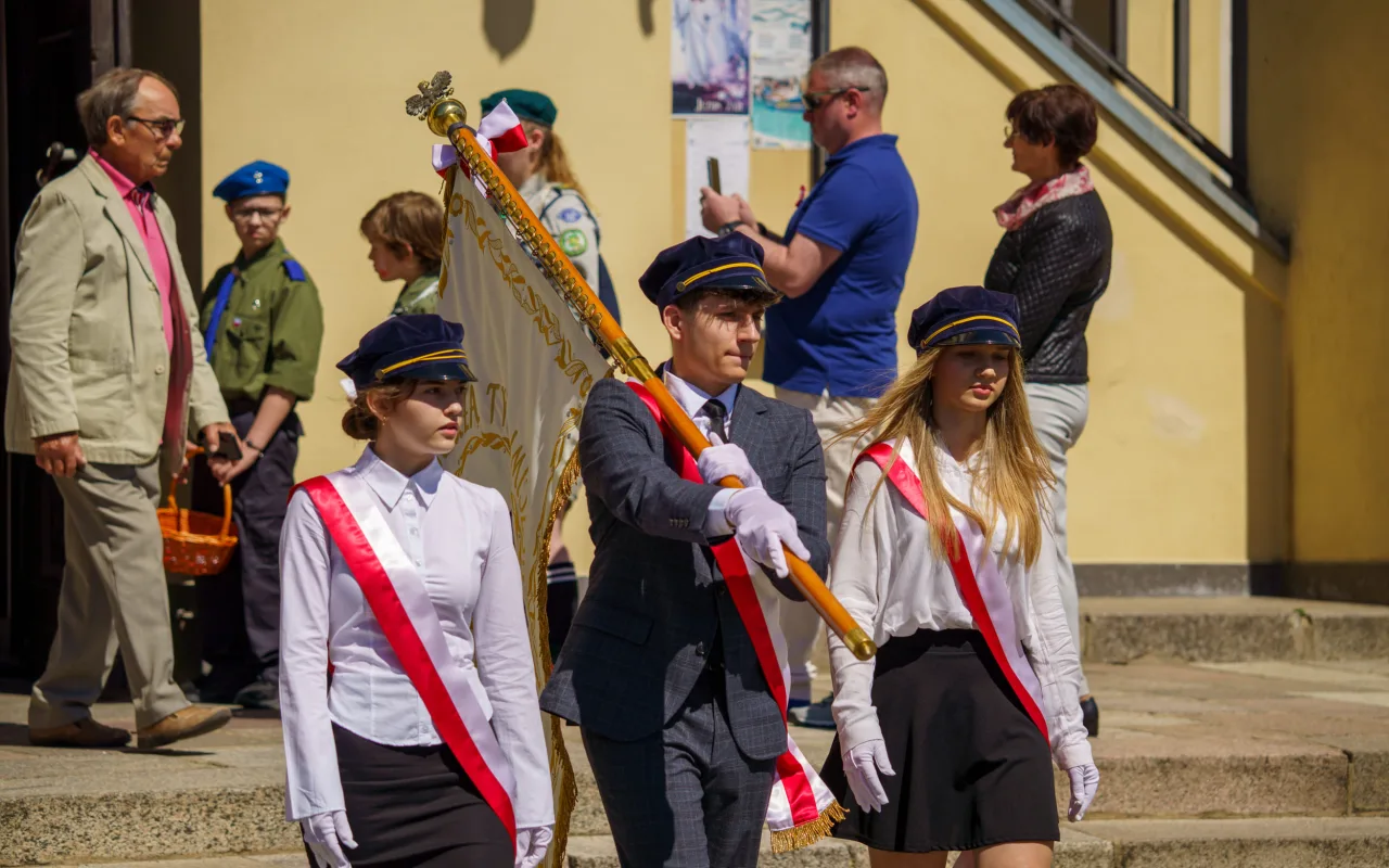 Galeria zdjęć z obchodów 235. rocznicy Konstytucji 3 Maja w Skierniewicach: msza święta, służby mundurowe oraz uroczyste złożenie kwiatów pod Pomnikiem Niepodległości na placu Jana Pawła II.